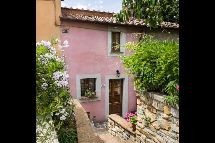 Casetta Livia sett fra hagen. Bildet viser feriehus med hage i landsby ved Pisa i Toscana.