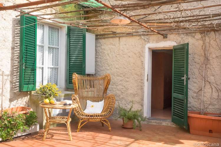 Bildet viser terrasse i feriehus ved Pisa i Italia.