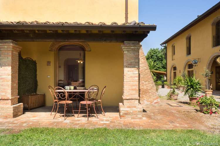 Occhio Bello sin uteplass. Bildet viser uteplass til ferieleilighet på vingård mellom Pisa og Firenze.