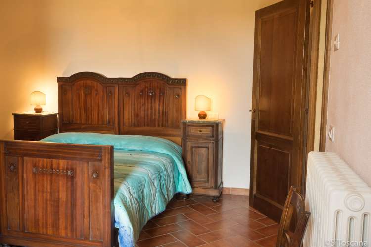 Lucciola har tre soverom. Foto fra et soverom i ferieleiligheten Lucciola. Dobbeltseng.