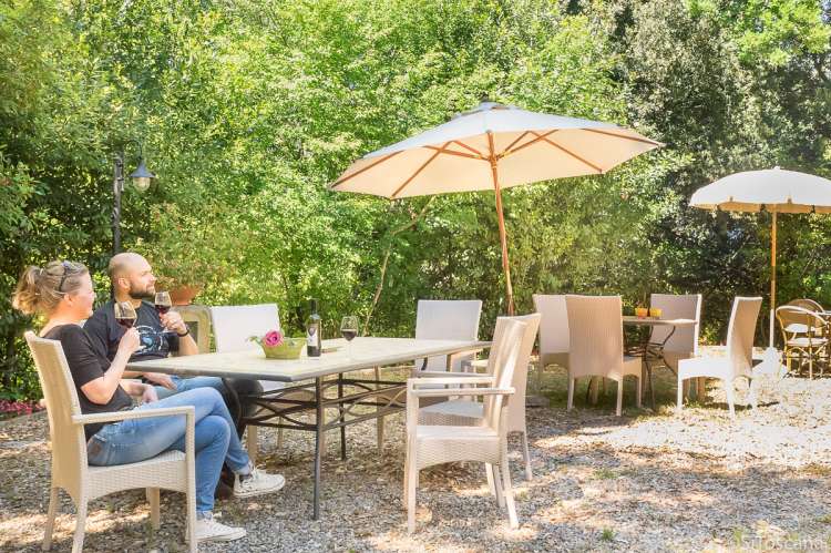 Bildet viser uteplass til ferieleiligheter i villa i Toscana.