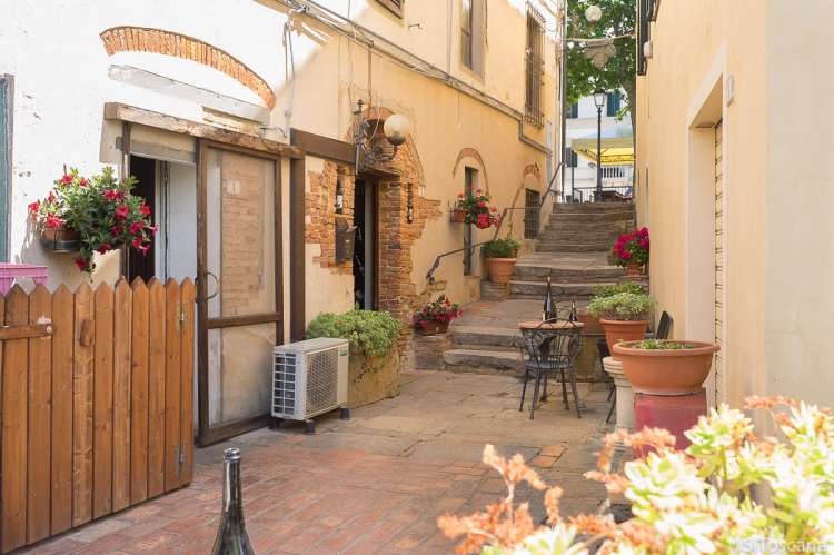 Bildet viser spisested i landsby i Toscana.