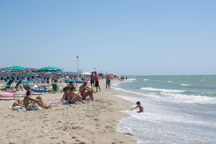 Bildet viser strandliv ved kysten i badebyen Tirrenia i Toscana.