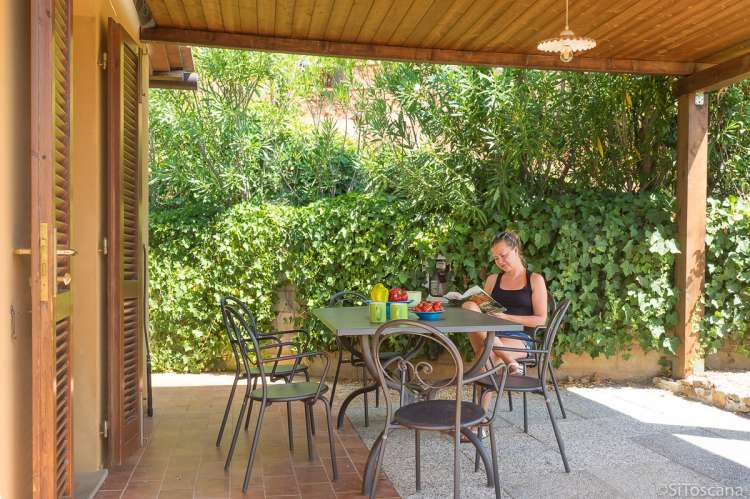 Bildet viser terrasse med bord og stoler ved inngangen til feriehuset Villa Vista nært Pisa og Lucca i Toscana.