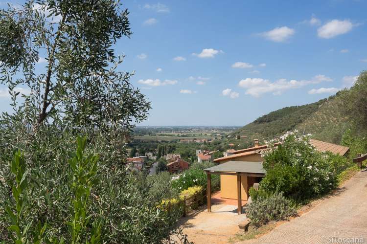 Bildet viser feriehuset Villa Vista ved landsby i Toscana.