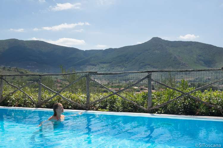 Bildet viser basseng med utsikt til fjell i feriehuset Villa Vista ved Pisa i Italia.