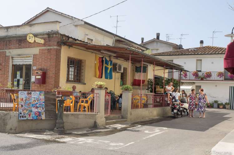 Bildet viser bar i toskansk landsby ved Pisa og Firenze.