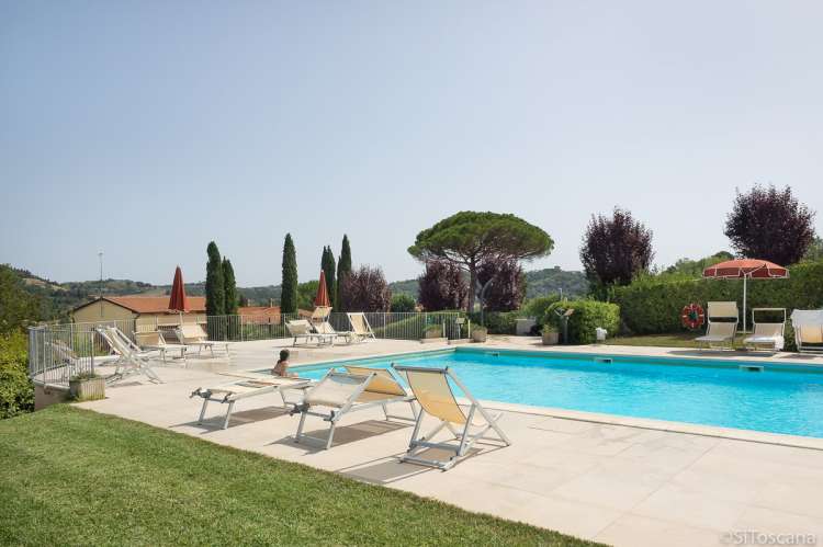 Bildet viser vakkert på basseng på vingården Girasole med ferieleiligheter nært Pisa og Firenze.