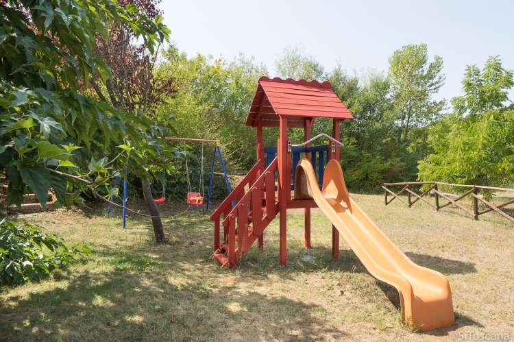 Bildet viser lekeplass på familievennlig vingård i Toscana.