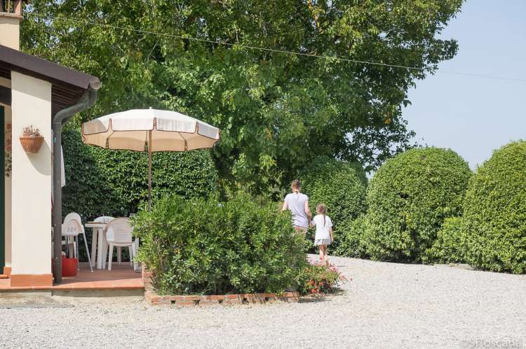 Bildet viser barnefamilie på vingård i hjertet av Toscana.