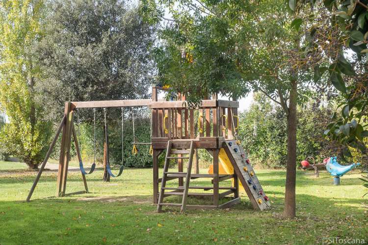 Bildet viser lekeplass på feriebosted ved Pisa i Italia.