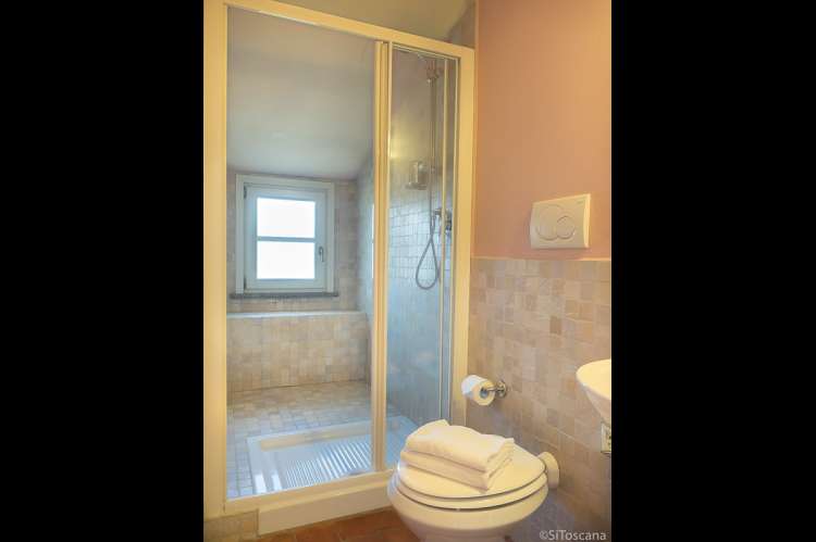 Bildet viser bad i ferieleilighet på vingård med gratis vinsmaking i Toscana.