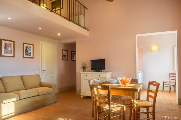 Bildet viser oppholdsrom med hems i ferieleiligheten Sangiovese på vingård ved Pisa i Toscana.