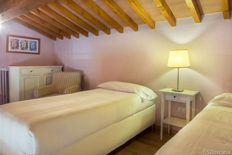 Bildet viser senger på hems i ferieleiligheten Sangiovese på vingård i Toscana.