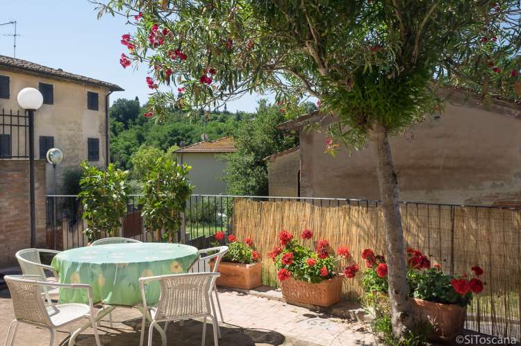 Bildet viser uteplass i feriehus på vingård mellom Pisa og Firenze.