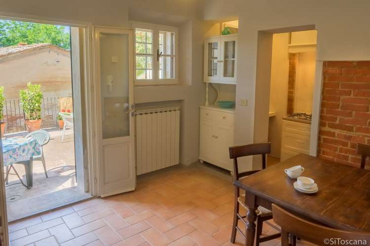 Bildet viser spisebord på kjøkken i feriebolig på vingård ved Pisa.