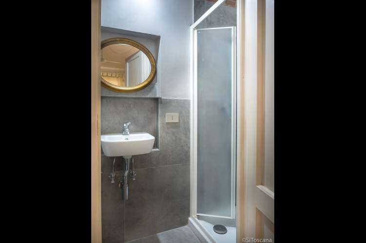 Bildet viser bad i feriehus på vingård ved Pisa i Italia.