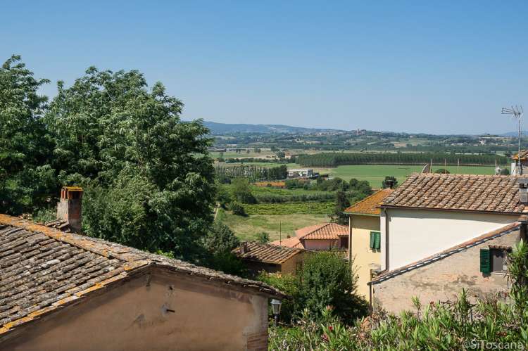 Bildet viser utsikt fra feriehus på vingård i Toscana.