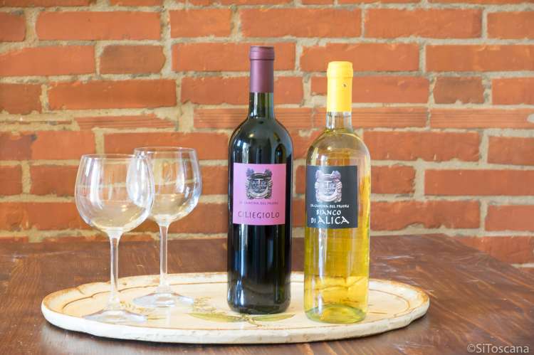 Bildet viser vinflasker på vingård i Toscana.