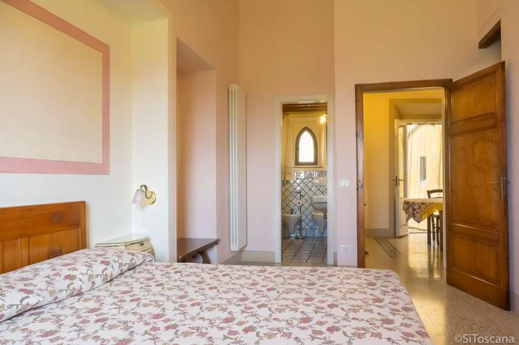 Bildet viser soverom og bad i feriehus ved Pisa.