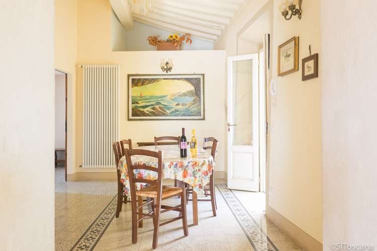 Bildet viser spisestue i feriehus i Toscana.