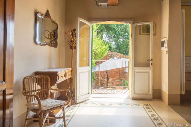 Bildet viser utgang til terrasse i feriebolig på vingård i Toscana.