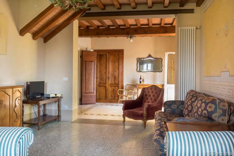 Bildet viser stue med sofa i feriehus i Toscana.