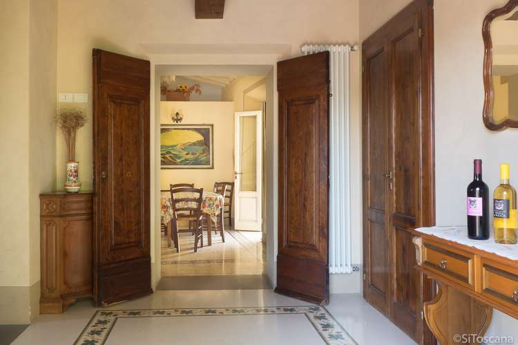 Bildet viser spisestue i feriehus på vingård i Toscana.