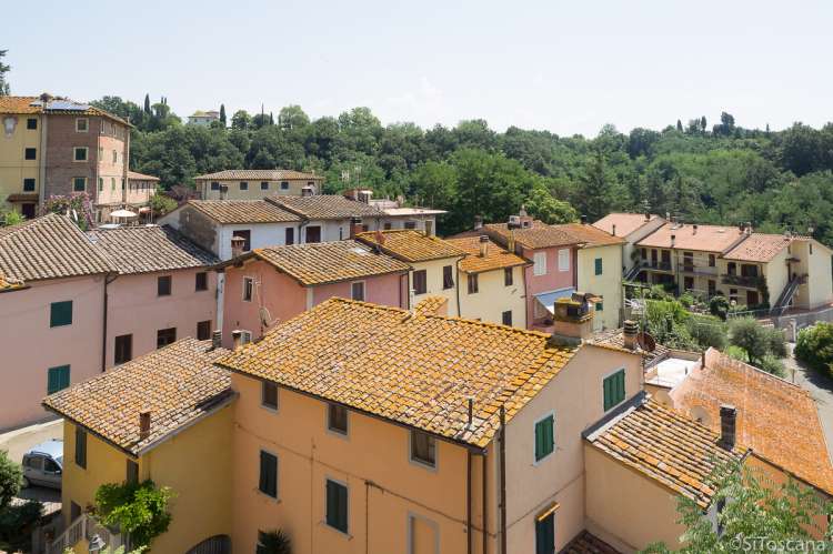 Bildet viser landsby i Toscana.