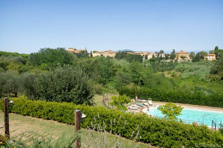 Bildet viser feriehus med basseng og utsikt nært Pisa.