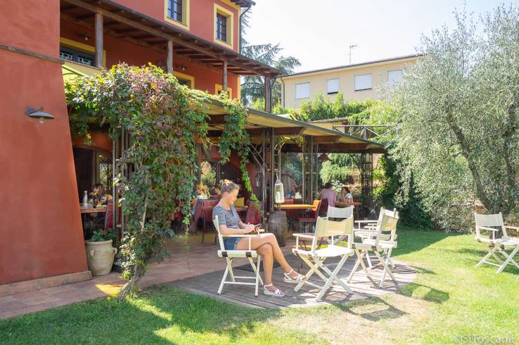 Bildet viser spisested utenfor feriehus i Toscana.