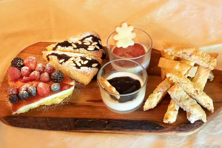 Bildet viser desserter på feriebosted ved Pisa i Italia.