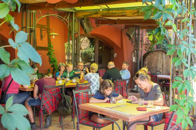 Bildet viser restaurant på feriebosted ved landsby i Toscana.