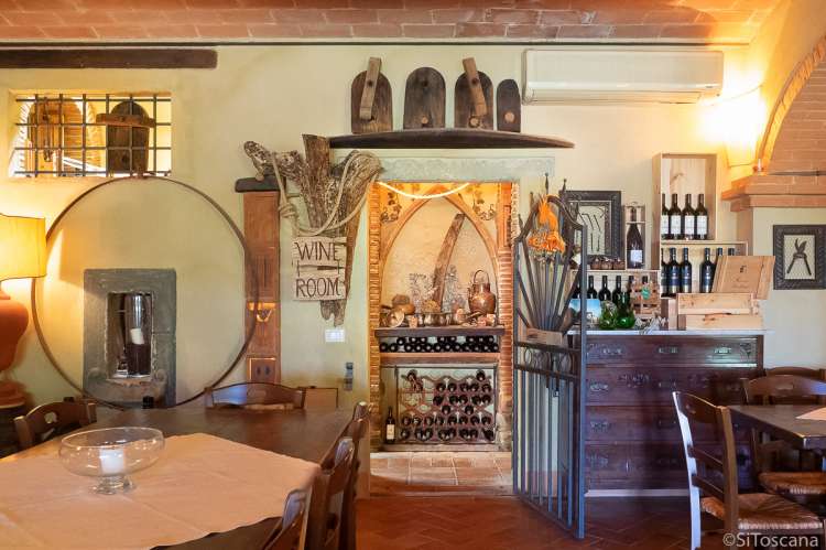 Bildet viser vinkjeller på feriebosted i Toscana.