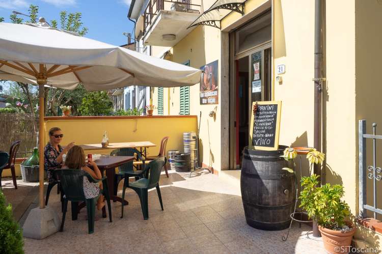 Bildet viser spisested i landsby ved kysten i Toscana.