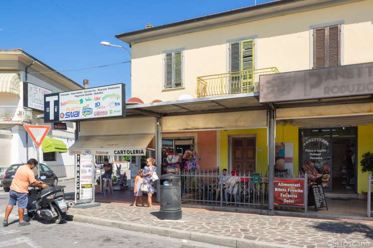 Bildet viser handlegate i landsby ved kysten i Toscana.