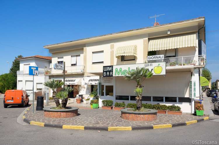 Bildet viser spisested i landsby ved kysten i Toscana.