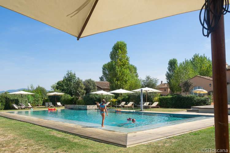 Bildet viser basseng på feriebosted ved Pisa og Lucca i Toscana.