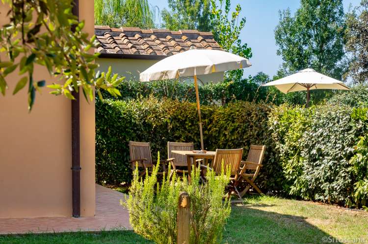 Bildet viser uteplass til ferieleilighet nært kysten i Toscana.