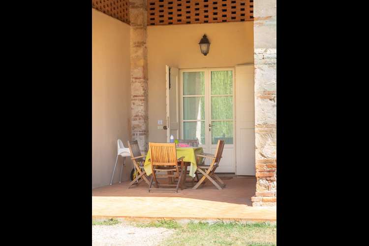 Bildet viser terrasse utenfor ferieleilighet i Toscana.