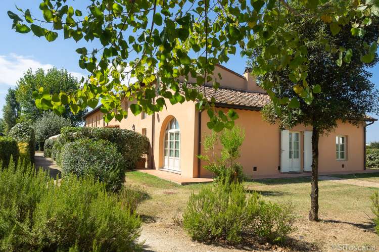 Bildet viser ferieleilighet med hage nært Pisa i Italia.