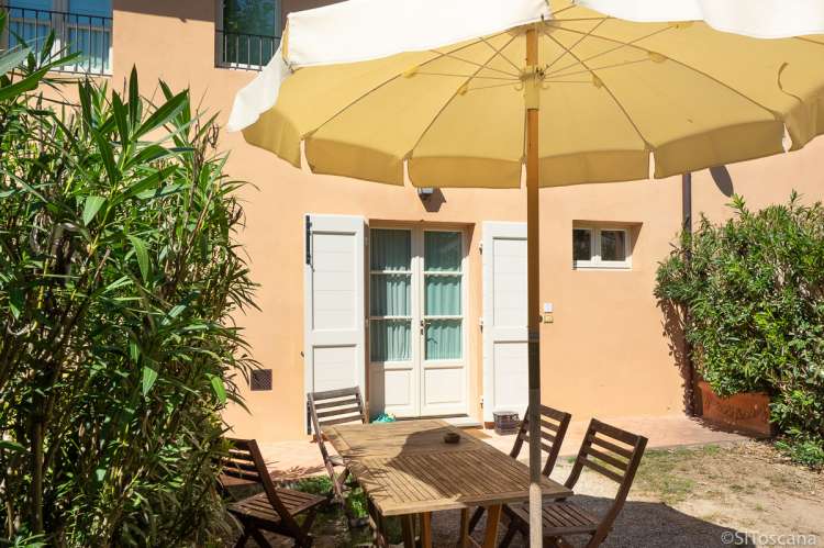 Bildet viser terrasse utenfor ferieleilighet nært Pisa i Italia.