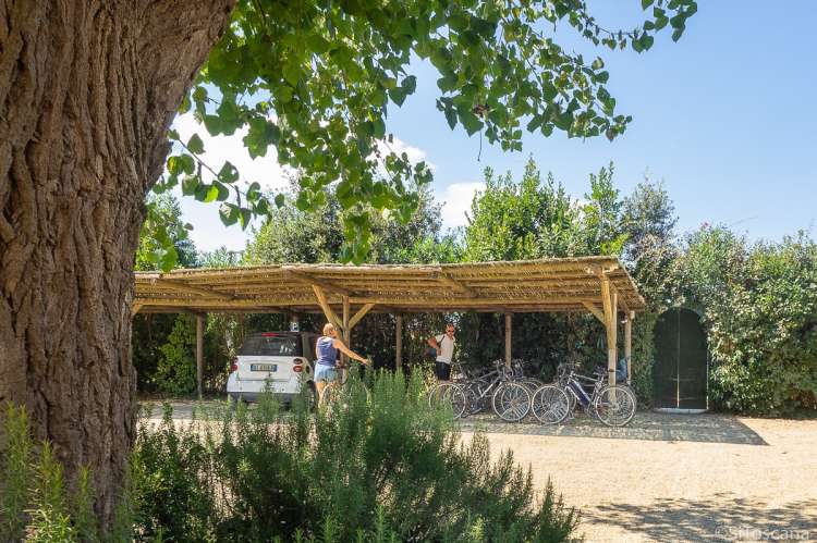 Bildet viser parkeringsplass og sykler på feriebosted ved kysten i Toscana.