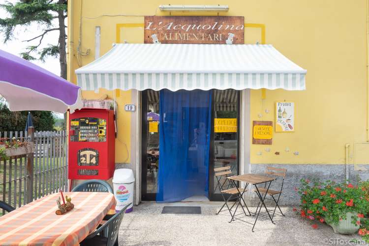 Bildet viser matbutikk i landsby ved vingård nært Firenze i Toscana.
