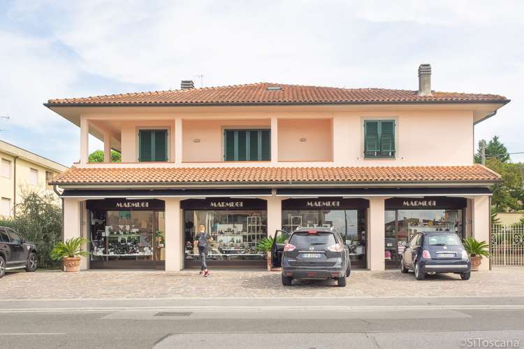 Bildet viser italiensk skobutikk i landsby ved vingård nært Pisa i Toscana.