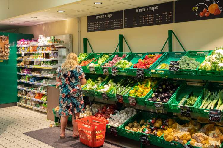 Bildet viser grønnsaker på supermarked nært vingård i Toscana.