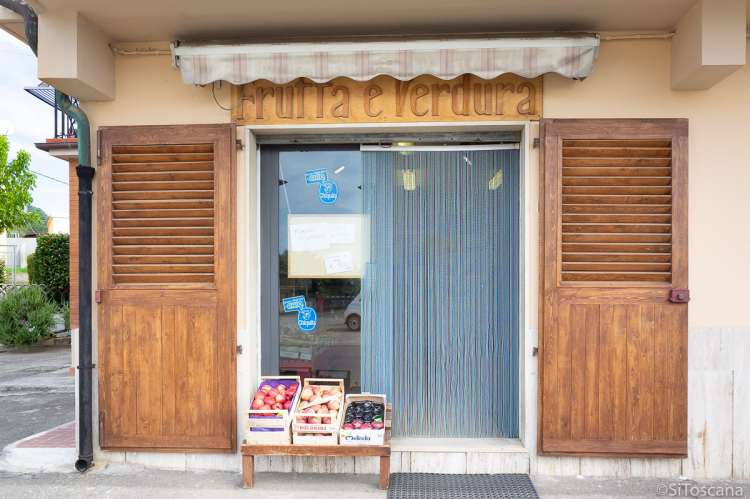 Bildet viser grønnsaksbutikk i landsby nært vingård i Toscana.