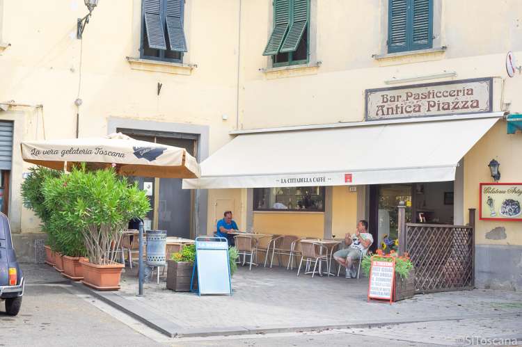 Bildet viser torg i landsby ved vingård med ferieleiligheter nært Pisa i Italia.