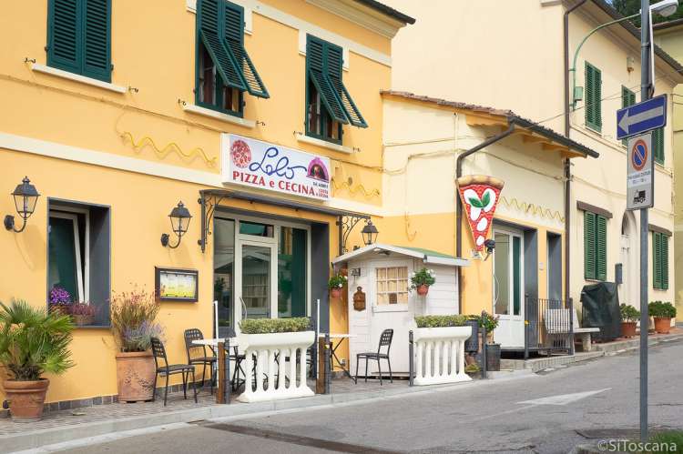 Bildet viser pizzeria i landsby ved vingård i Toscana.