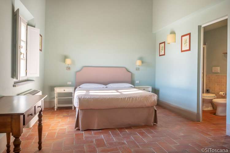 Bildet viser soverom i ferieleilighet på vingård med vinsmaking nært Pisa.